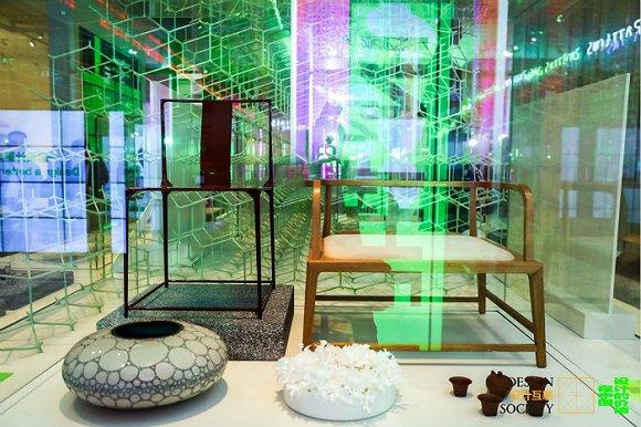 后排左一为“上下”推出的“大天地-碳纤维椅”(2014)图片来源:设计互联