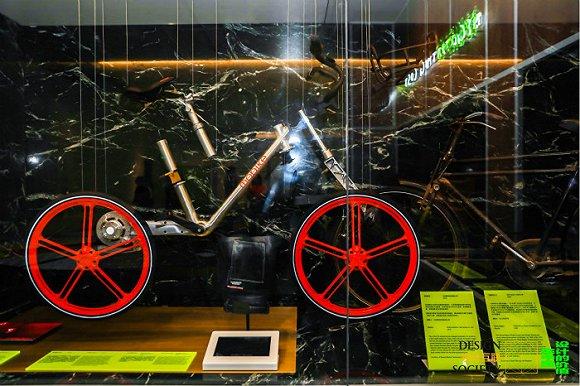 摩拜单车与飞鸽牌自行车 图片来源:设计互联