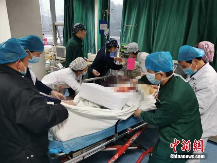 资料图为武汉大学人民医院的医护人员。中新社发 任宣 摄