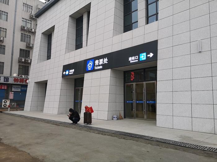 ▲ 滞留在售票厅门口的旅客