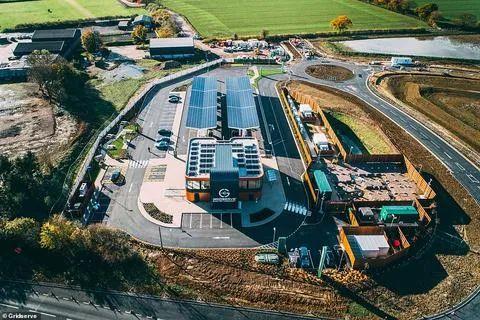 ▲英国首个电动汽车充电站在埃塞克斯郡布伦特里附近开业,可同时为36辆电动汽车充电(图源:《每日邮报》)