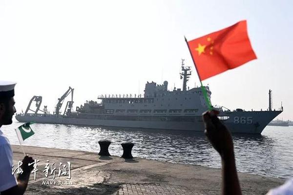 巴基斯坦海军官兵在卡拉奇港口欢迎中国军舰到港。解放军报记者 穆瑞林 摄
