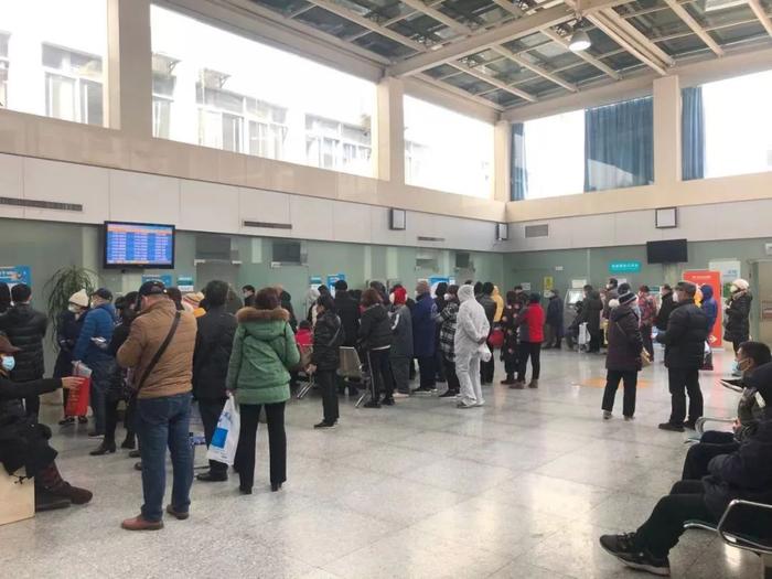 1月28日下午3时,武汉市第五医院门诊大厅