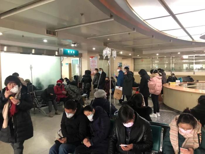 1月28日下午三时,中国青年报·中国青年网记者实地探访武汉市第五医院输液室。