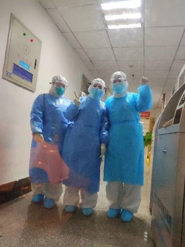 部分医务人员没有防护服、N95口罩,只能穿隔离服,戴多层口罩