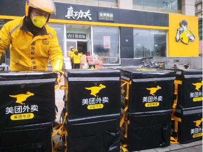 美团外卖骑手正在真功夫取货,准备给医护人员送餐