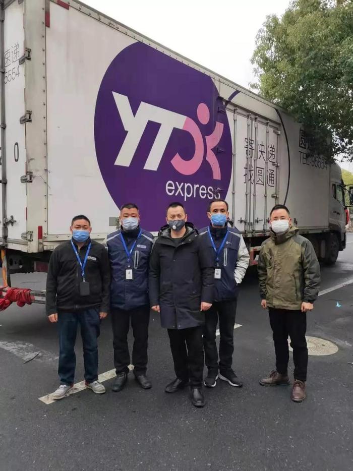 上海货运司机权循忠(右二)