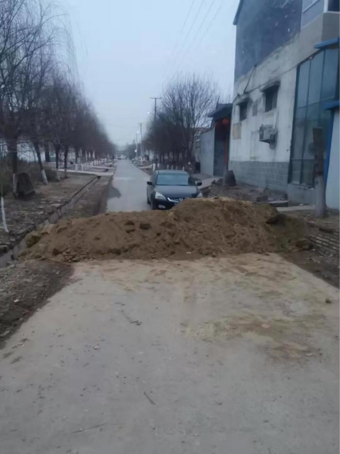 某一个出村的路口被土挡住 / 受访者 供图