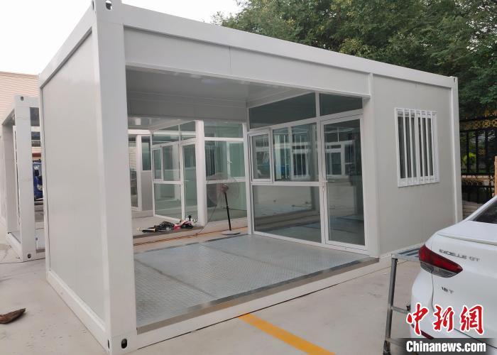 图为厂区内生产好的各种型号箱式房样品。 宋敏涛 摄