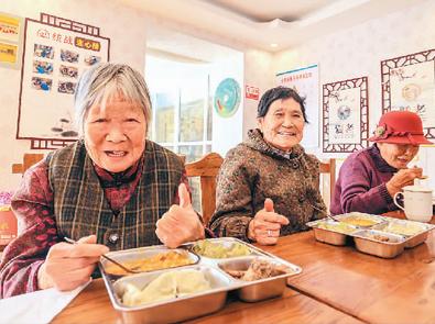 山东省荣成市建成363家暖心食堂,为农村80周岁以上老人提供免费午餐。图为10月23日,老人们在荣成市俚岛镇大庄许家村暖心食堂用餐。李信君摄 (人民视觉)