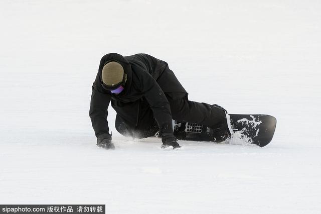 奥兰多·布鲁姆外出滑雪秀运动技能不慎跌倒