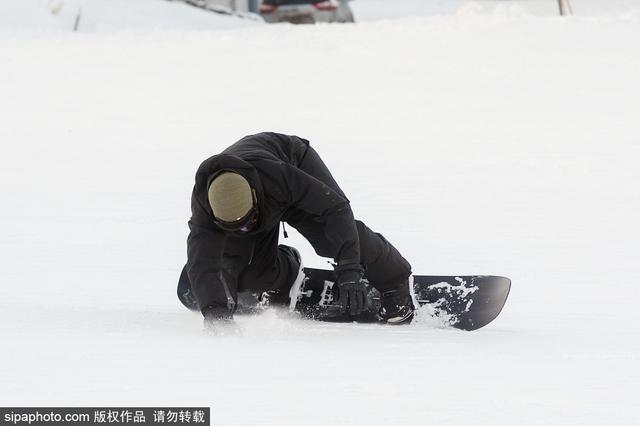 奥兰多·布鲁姆外出滑雪秀运动技能不慎跌倒