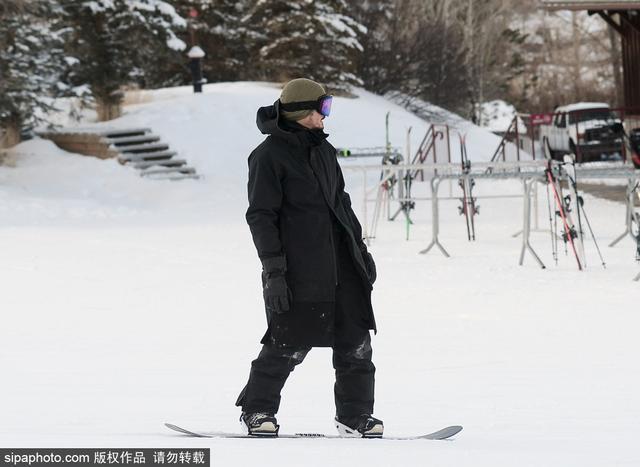 奥兰多·布鲁姆外出滑雪秀运动技能不慎跌倒