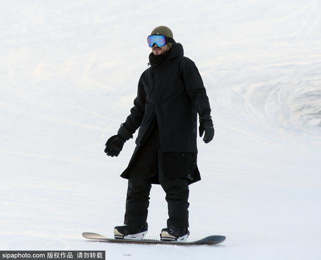 奥兰多·布鲁姆外出滑雪秀运动技能不慎跌倒