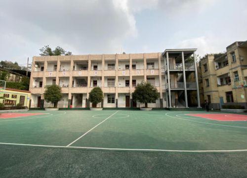 重庆福彩资助建设斑竹小学塑胶操场