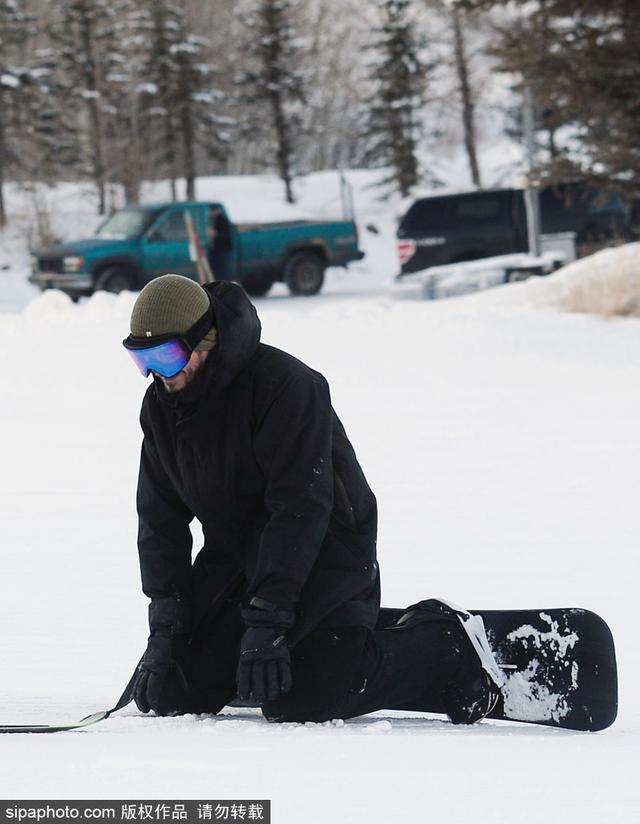 奥兰多·布鲁姆外出滑雪秀运动技能不慎跌倒