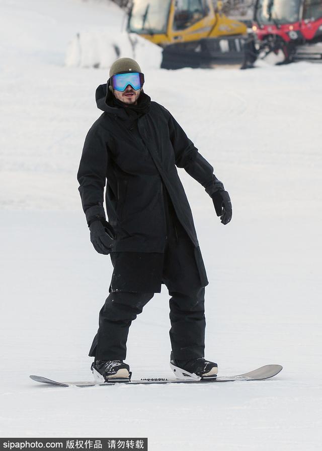 奥兰多·布鲁姆外出滑雪秀运动技能不慎跌倒