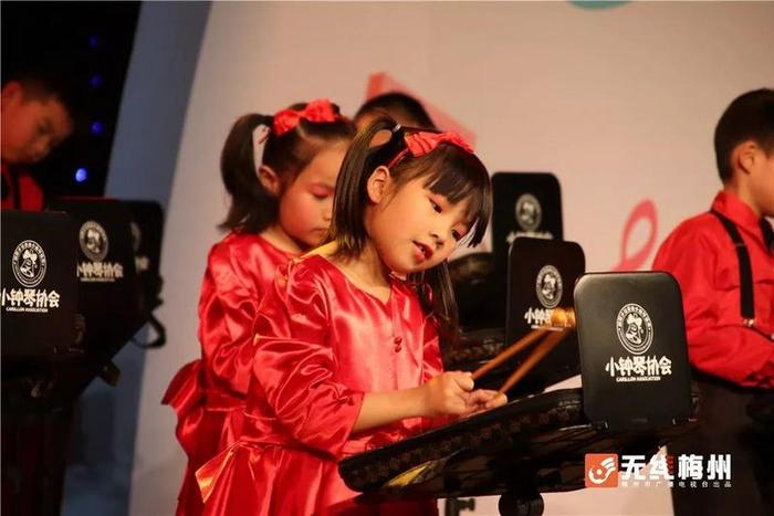 琴声悠扬！梅州千名萌娃亮相小钟琴演奏电视大赛决赛！
