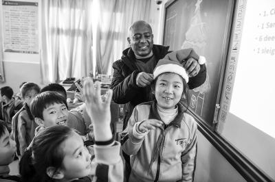 外教Ted在课堂上利用各种道具带孩子们边玩边学