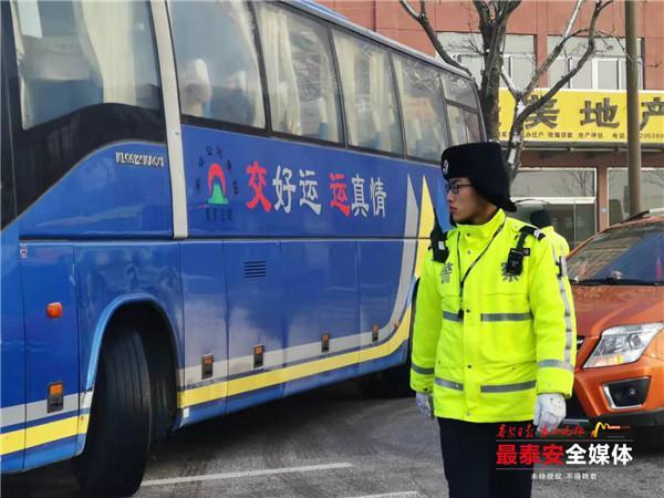 提前到岗！泰安交警保障高考外语听力道路安全