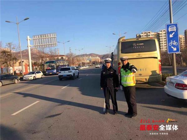 提前到岗！泰安交警保障高考外语听力道路安全