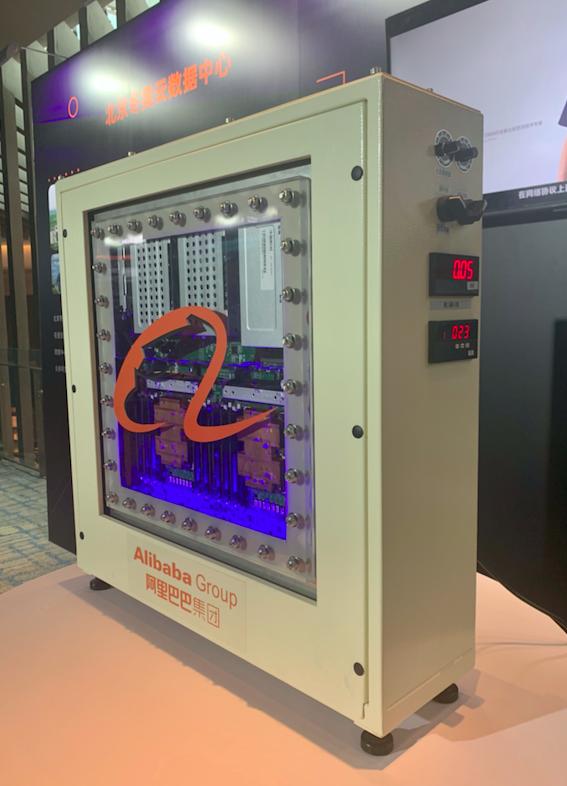 浸没式液冷数据中心样板展示。来源:时代财经摄