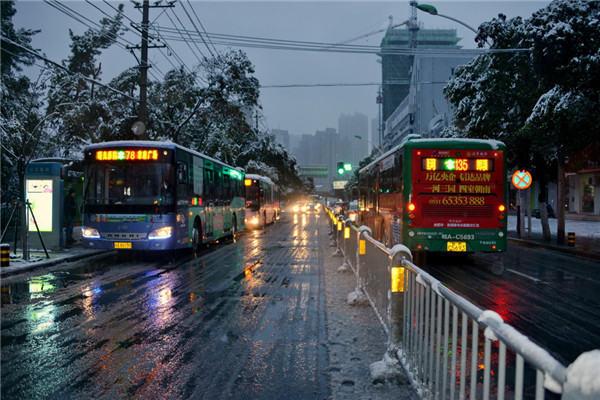 合肥：新年首场雪花降 公交客运服务忙