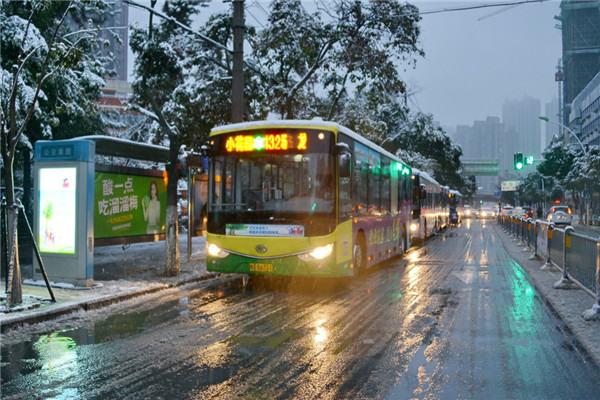 合肥：新年首场雪花降 公交客运服务忙