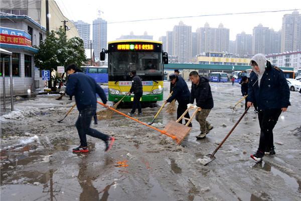 合肥：新年首场雪花降 公交客运服务忙