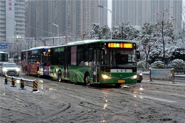 合肥：新年首场雪花降 公交客运服务忙