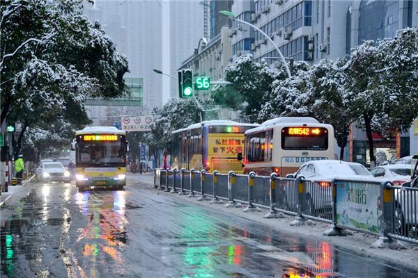 合肥：新年首场雪花降 公交客运服务忙