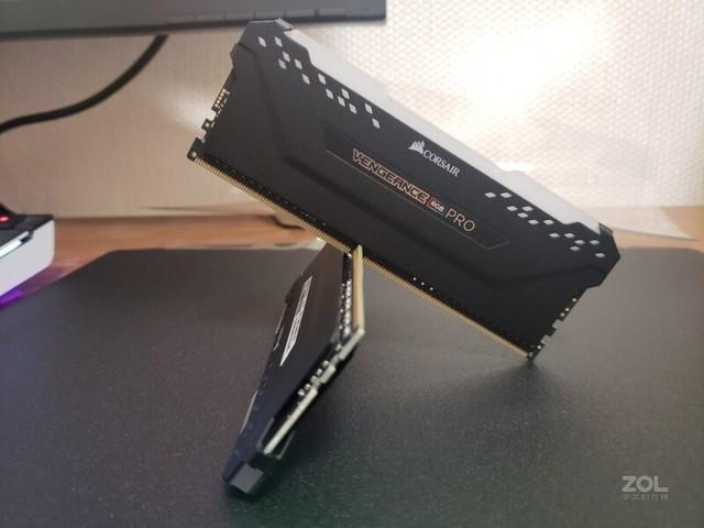海盗船复仇者RGB PRO 16GB DDR4 3000