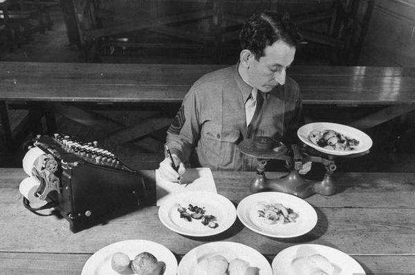 图为美军军需官在研究军队伙食