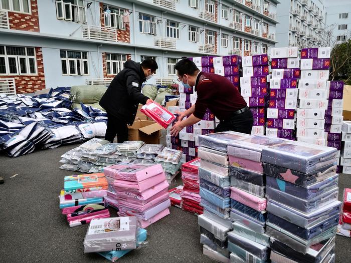 武汉商学院教职工为隔离区做生活物资分配。武汉商学院供图