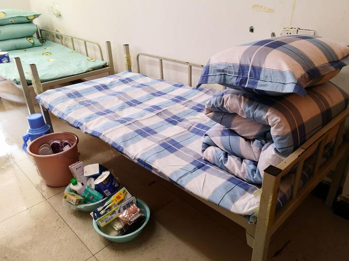 武汉商学院为每个床位配备的“十八件套”生活物资。武汉商学院供图