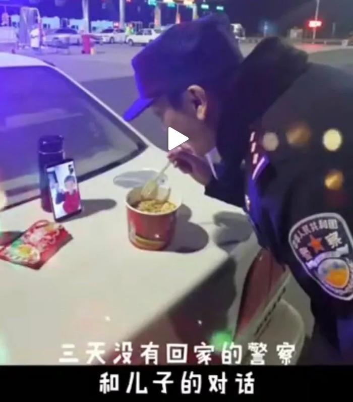 这一幕刷爆朋友圈 引发百万人点赞