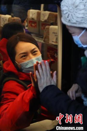 “你在一线杀毒,我在后方保护好家园。我们一路同行。” 泱波 摄