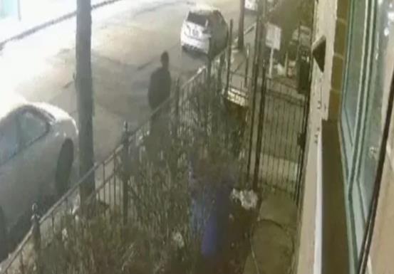 嫌犯被拍到逃离案发现场(美国WGNTV)