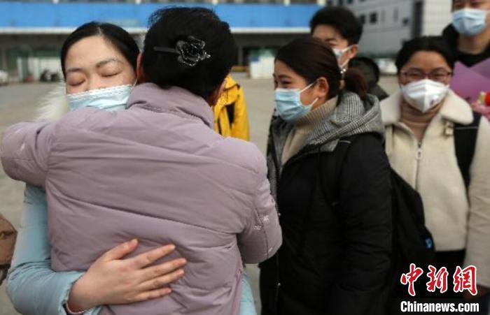 江苏已接连派出千余名医护人员驰援湖北。 泱波 摄