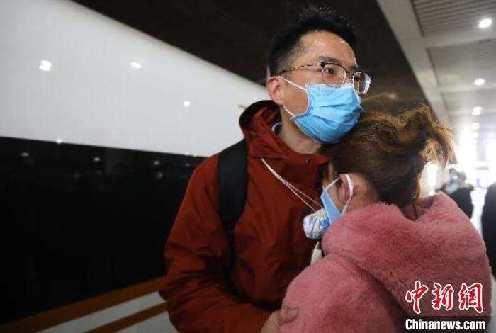 出征医生与家人道别。 泱波 摄