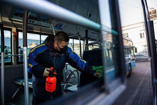 当父母亲人成为逆行者与守护人