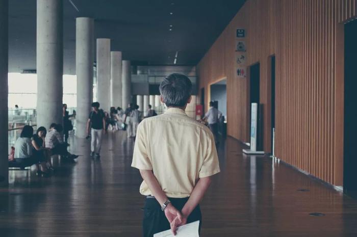 大学教师,看起来很体面。/unsplash
