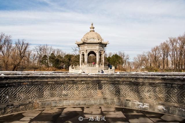 北京圆明园有个迷宫，易进难出，一不小心就走进死胡同