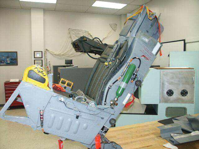 图片:集成了GAU-5/A型卡宾枪的ACES II型弹射座椅。