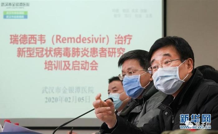 中国工程院副院长王辰院士(右一)介绍项目情况。图片来自新华社