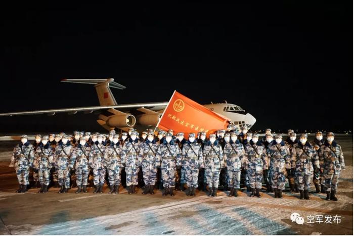 沈阳桃仙机场医疗队员准备登机 李世宁 图