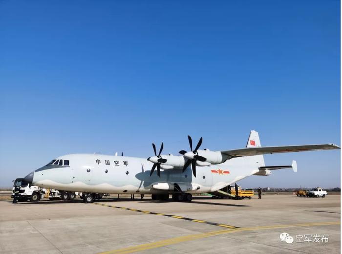 运-9飞机抵达武汉天河机场 李超 图