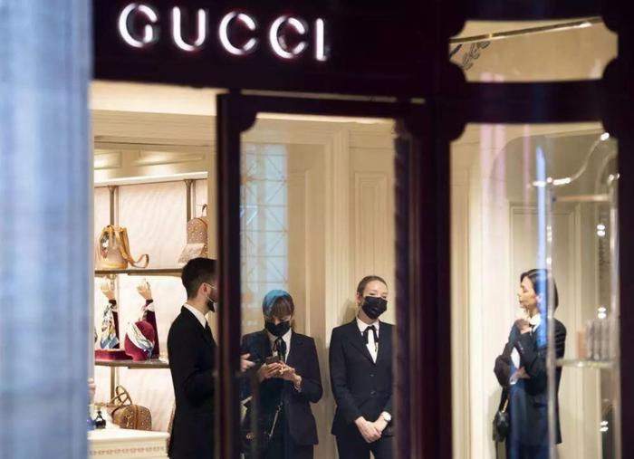Gucci 门店内戴口罩工作的员工图片来源:网络