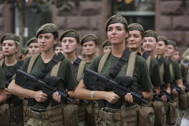 图片:乌克兰阅兵式上光鲜靓丽的女兵队伍,但是上战场的话,还是算了吧!