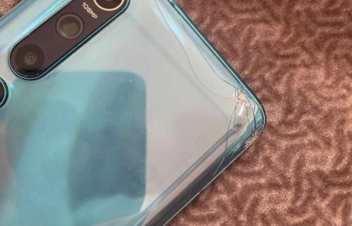 图:后盖破损的小米10